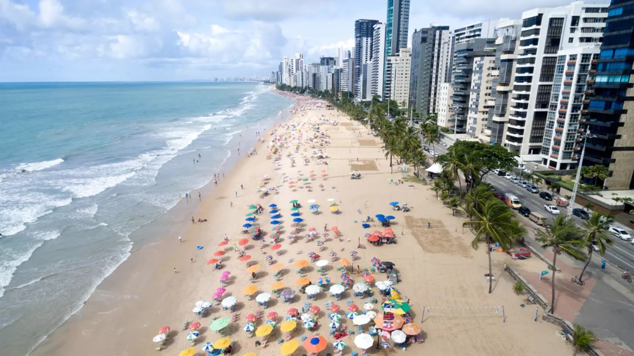 Recife chama atenção pelas águas claras e pela orla movimentada // Créditos: depositphotos.com / gustavofrazao