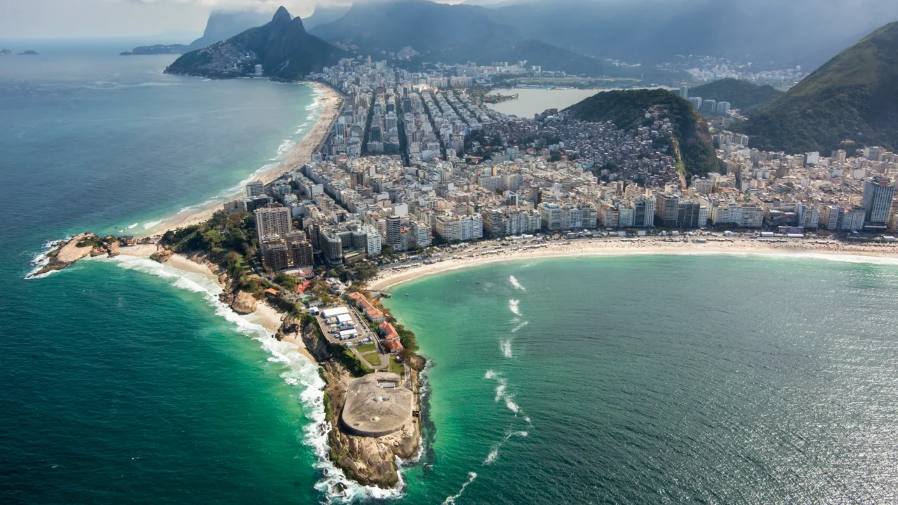 Rio de Janeiro reúne montanhas, praias e grandes áreas de floresta // Créditos: Wikipedia / Wikimedia Commons