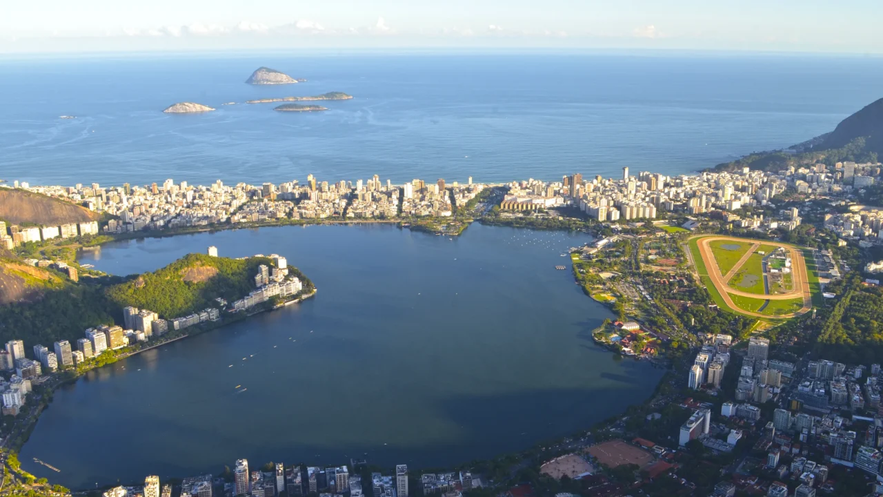 Rio de Janeiro oferece mar, áreas verdes e paisagens urbanas // Créditos: Wikipedia / Wikimedia Commons