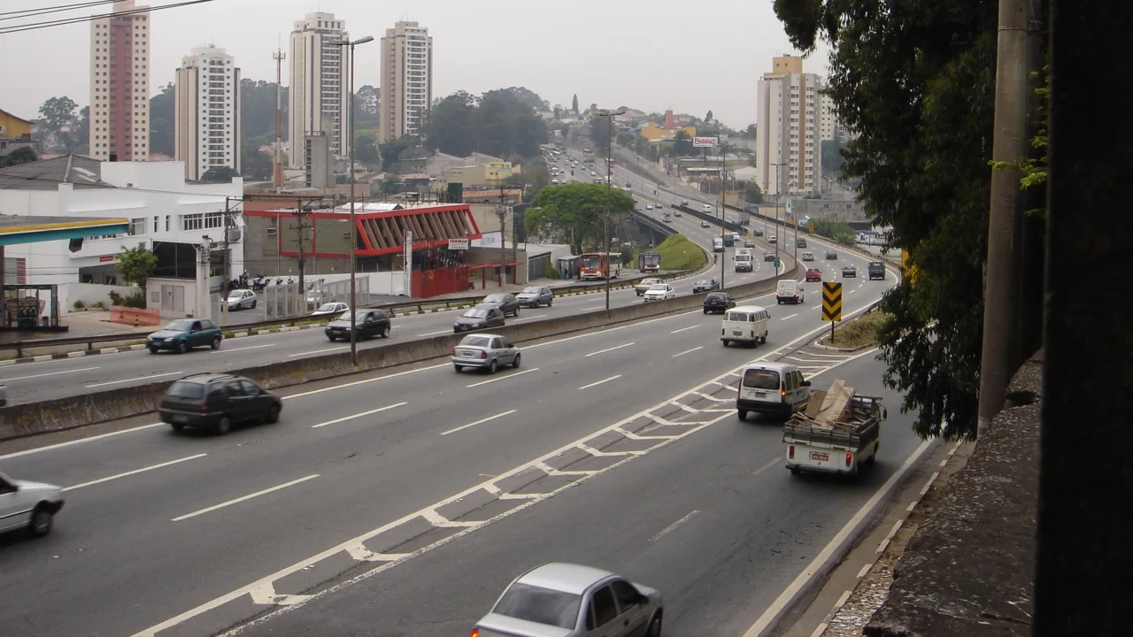 Trecho moderno de estrada em São Paulo recebe intenso fluxo de veículos // Créditos: Wikipedia / Wikimedia Commons