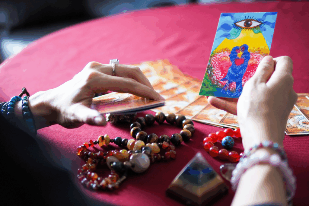 Os Enamorados no Tarot: entenda por que essa carta não fala apenas de amor