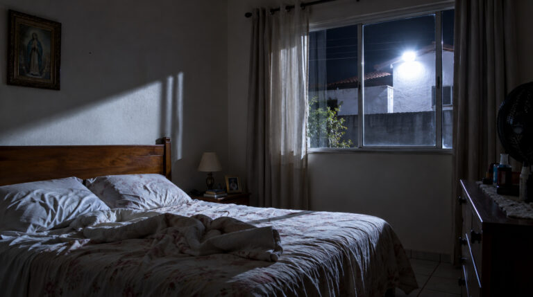 Morador troca a lâmpada da garagem por um refletor de LED e a vizinha passa a dormir com o quarto iluminado a noite toda