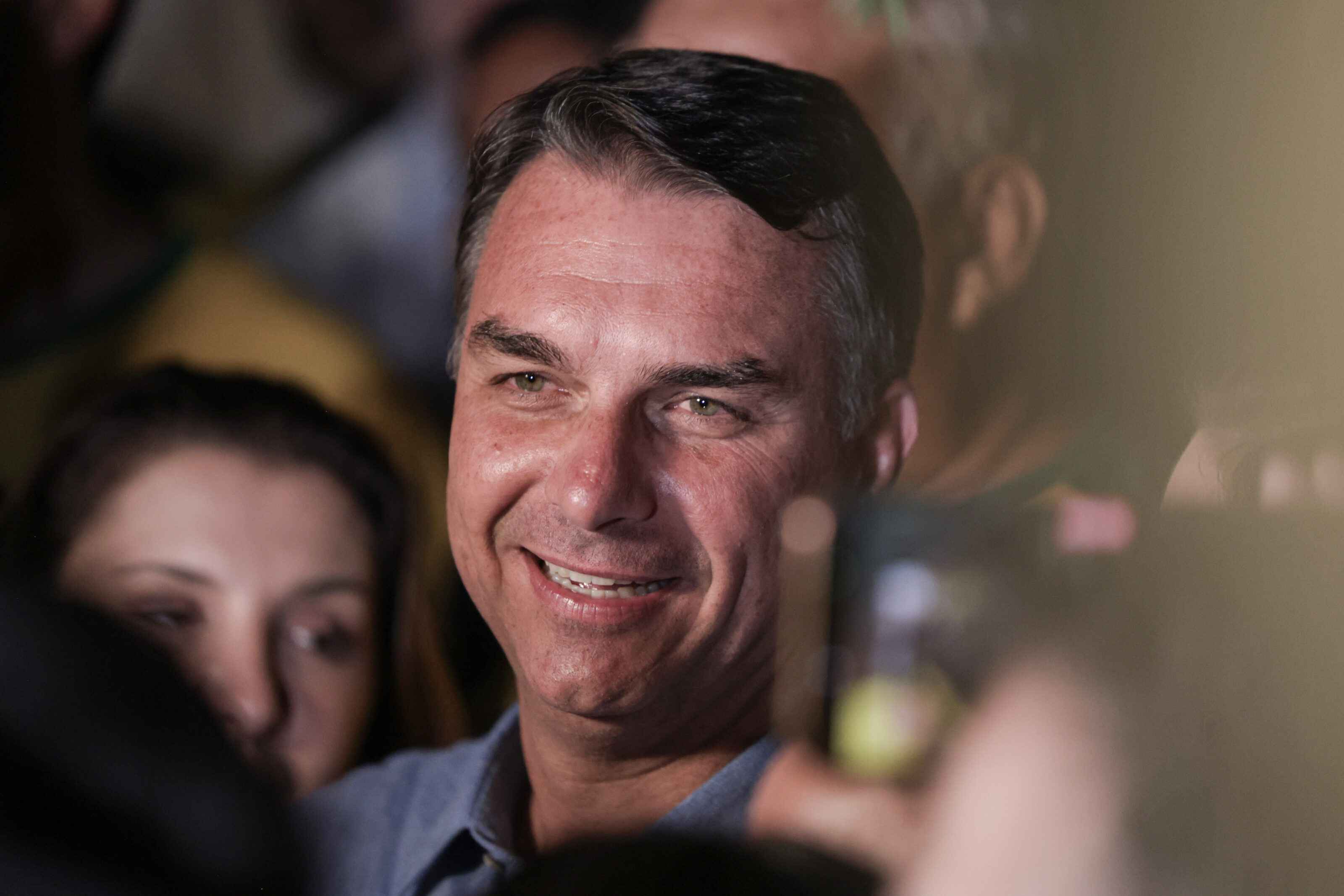 Flávio Bolsonaro pede investigação sobre suposto favorecimento a Lula pelo chefe da PF