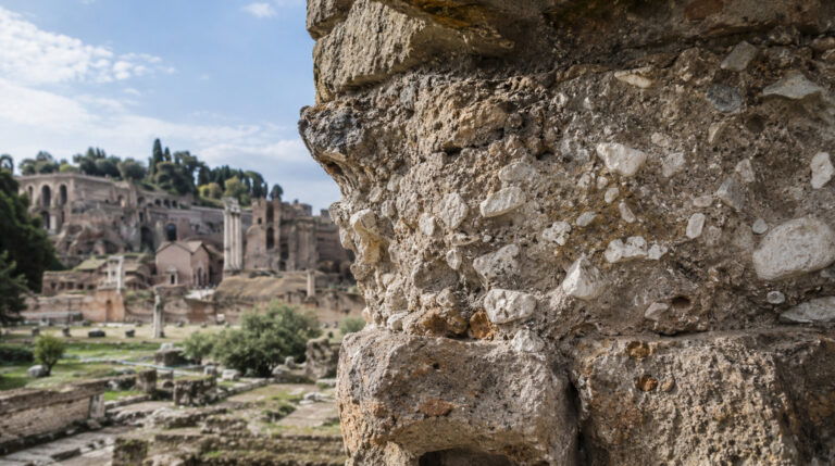 O concreto romano que se regenera sozinho há 2 mil anos: o MIT descobriu o segredo em pedrinhas de cal. É a sequência direta do asfalto que se autocura