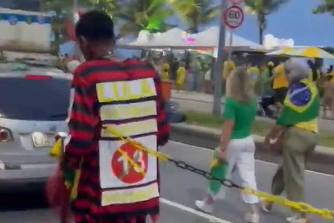 Polícia apura suposta encenação racista em ato pró-Flávio no RJ