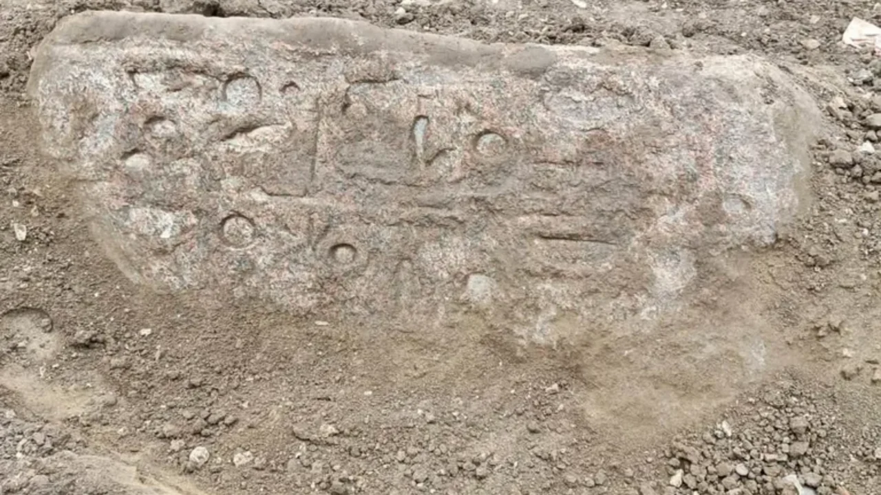 2 estátuas gigantes de Ramsés II, uma delas usando uma coroa dupla, são descobertas no Egito