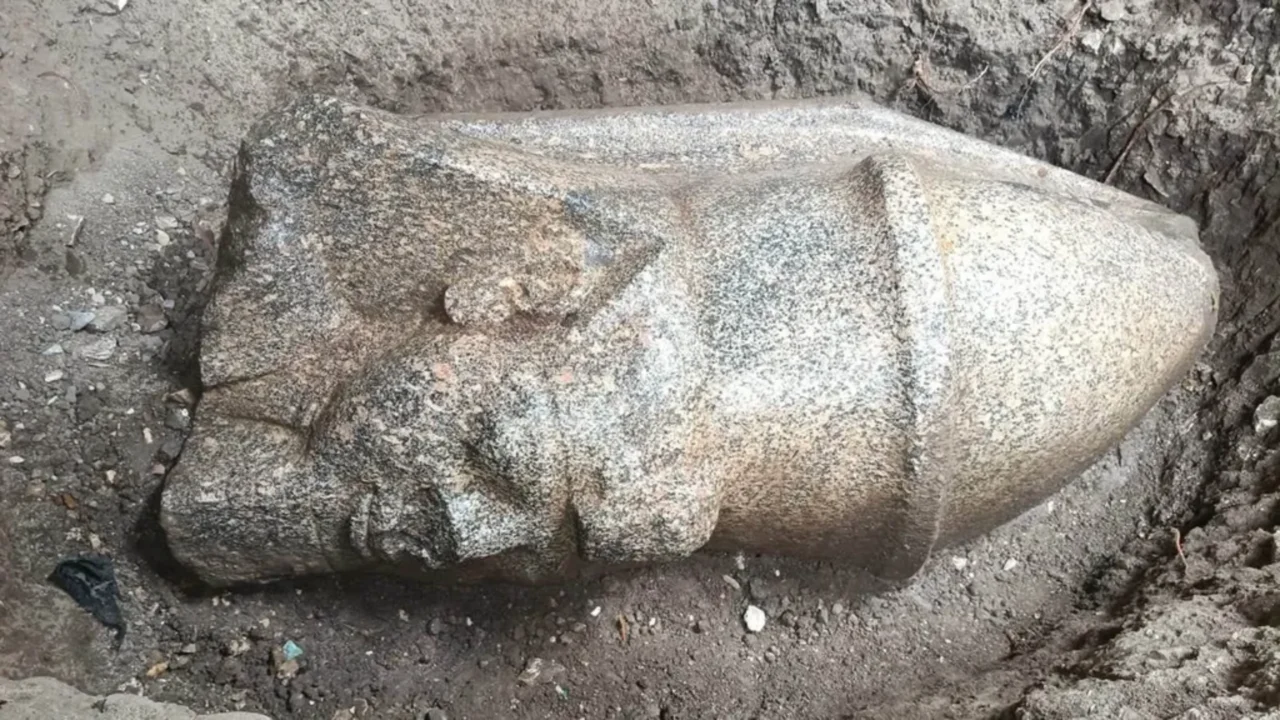 2 estátuas gigantes de Ramsés II, uma delas usando uma coroa dupla, são descobertas no Egito