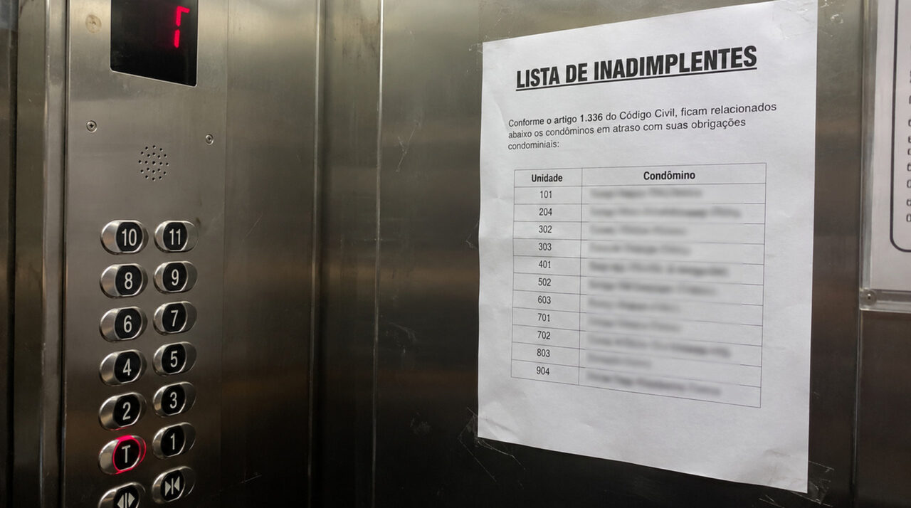 Síndico cola a lista de devedores no elevador e o condomínio é condenado a indenizar por exposição vexatória