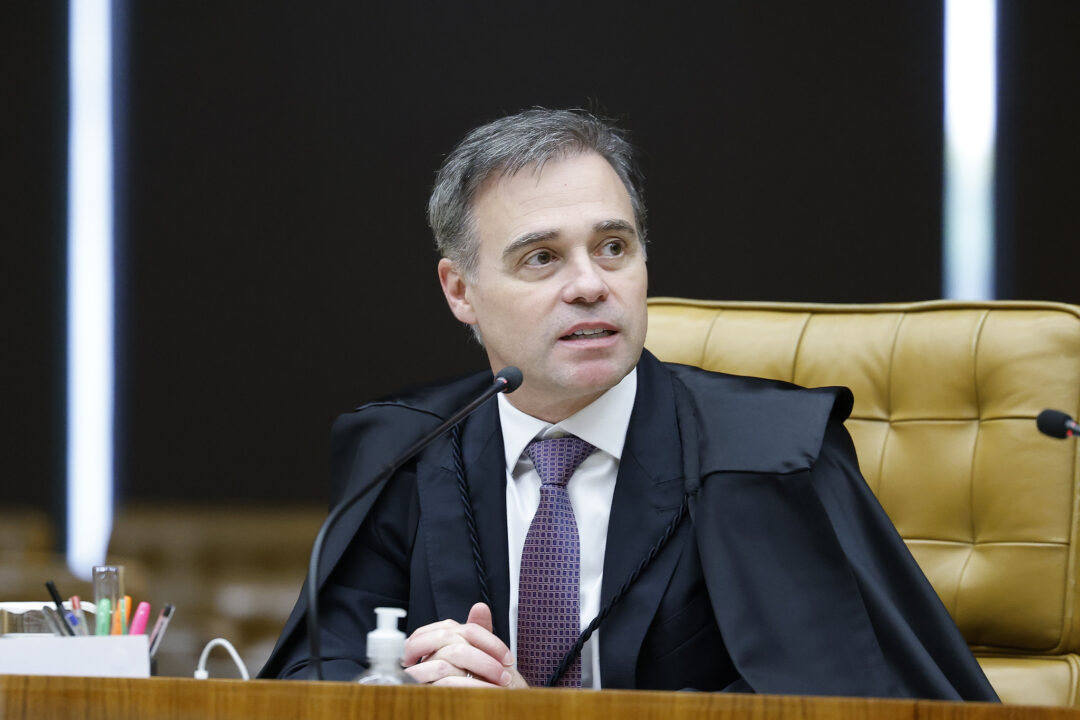 Mendonça ajusta voto, e TSE derruba posts sobre Flávio e Nossa Senhora