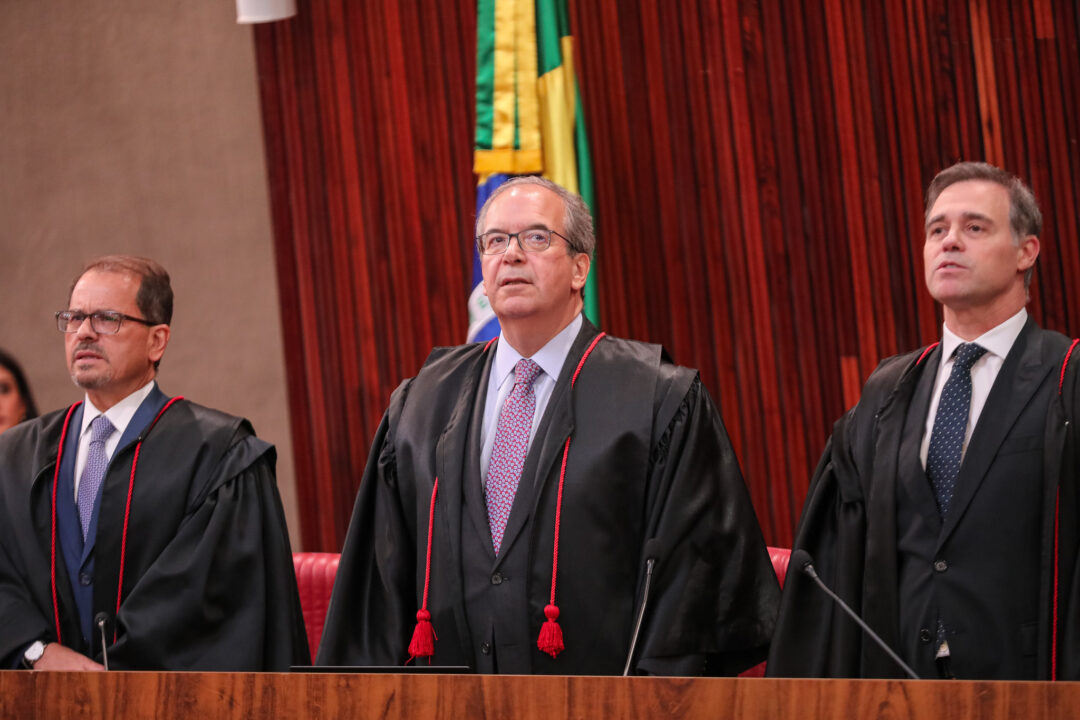 TSE dá 24 horas para Meta e X explicarem distribuição de conteúdos políticos