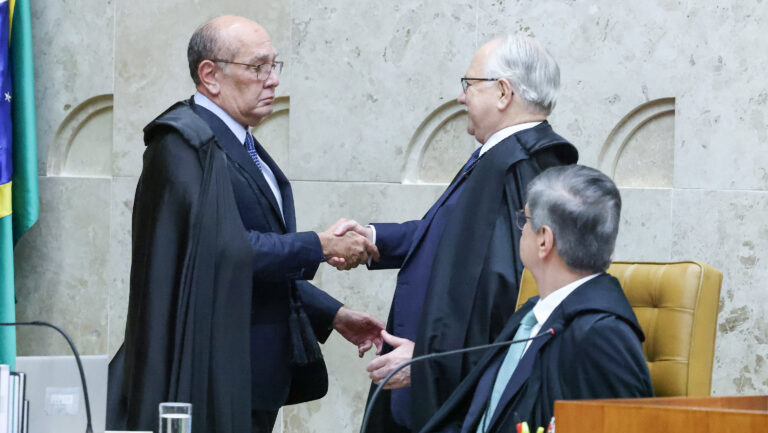 Gilmar Mendes aperta a mão de Edson Fachin