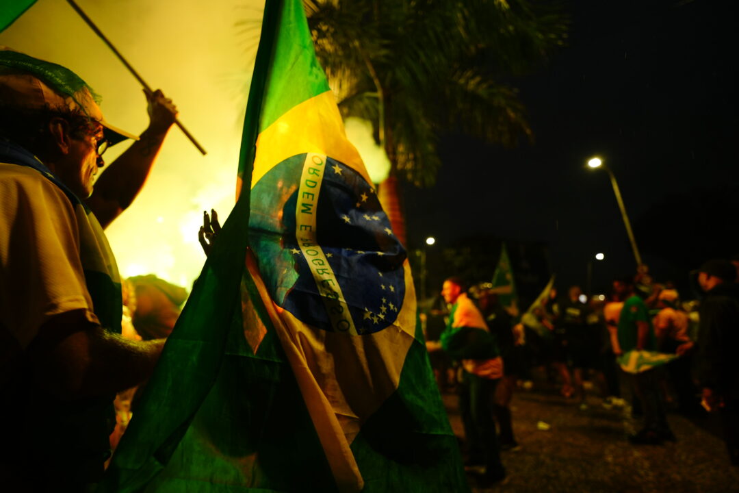 Dólar cai abaixo de R$ 5 após Flávio terminar à frente de Lula no 1º turno