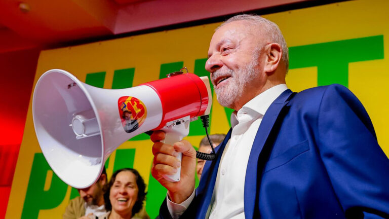 Lula com megafone