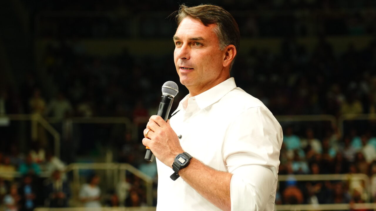 Moraes autoriza Flávio a retomar visitas a Bolsonaro
