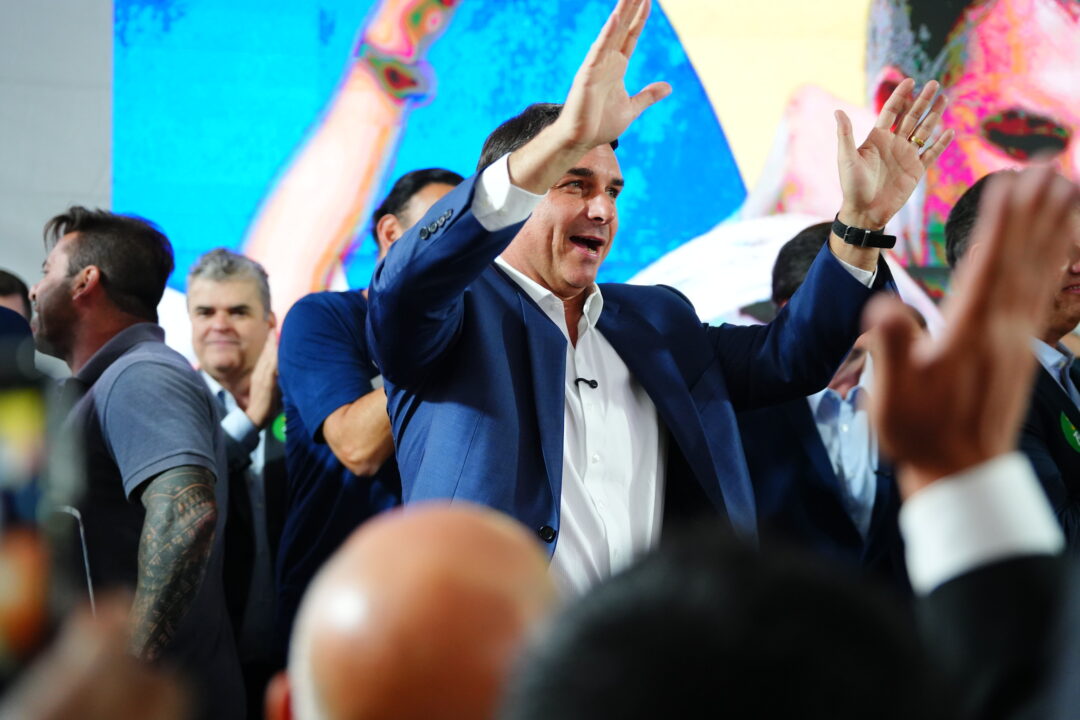 Flávio confirma ida a debate e diz que enganou Lula