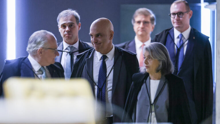 Alexandre de Moraes entre outros ministros do STF
