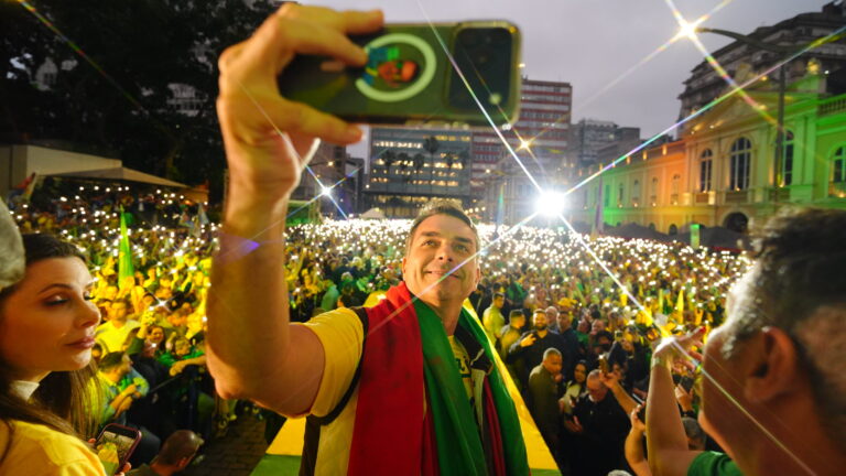 Flávio Bolsonaro faz selfie