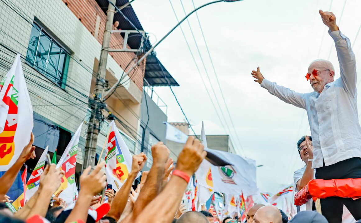 Flávio aciona TSE contra disparos em massa do governo Lula no WhatsApp