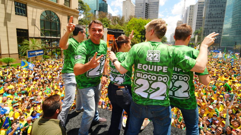 Flávio Bolsonaro com aliados na avenida Paulista