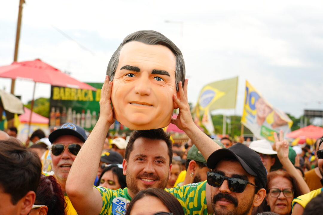 Flávio implode o bolsonarismo