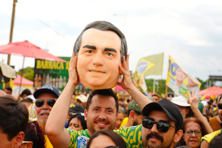 Manifestante exibe cabeça de boneco de Jair Bolsonaro