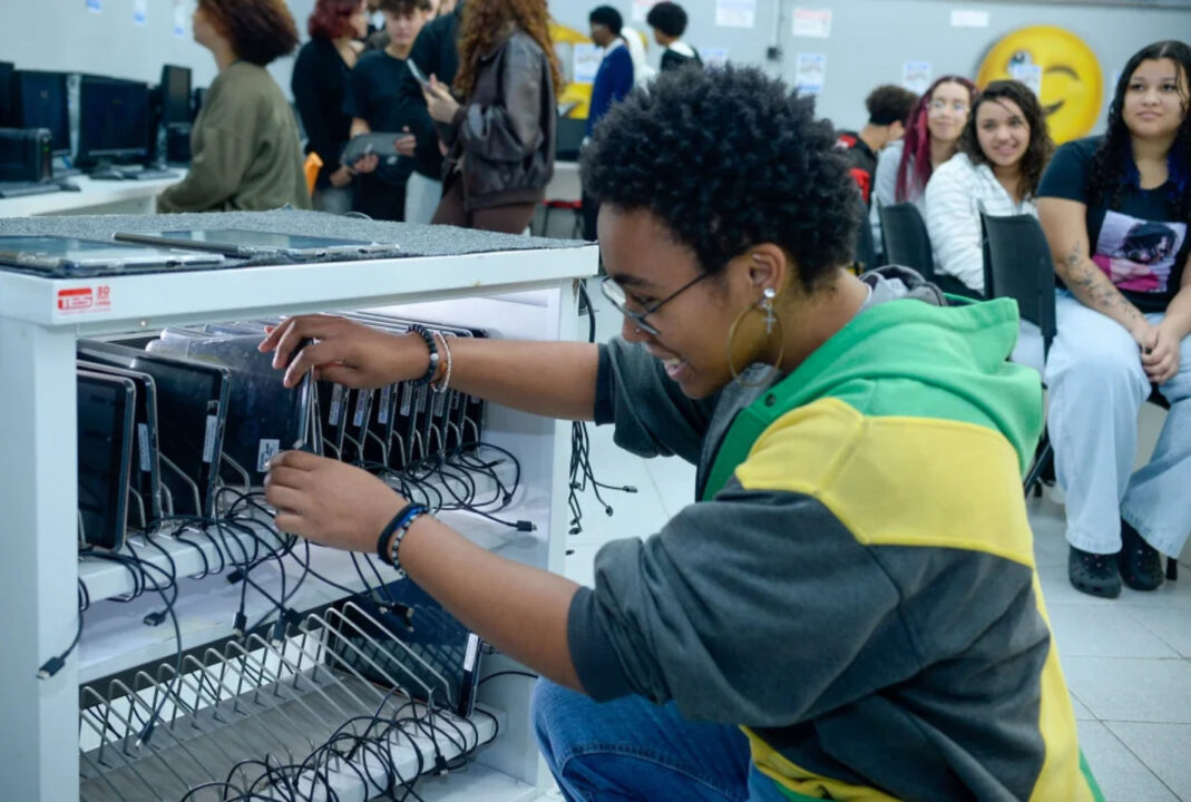Governo de SP entrega 200 mil tablets a escolas estaduais