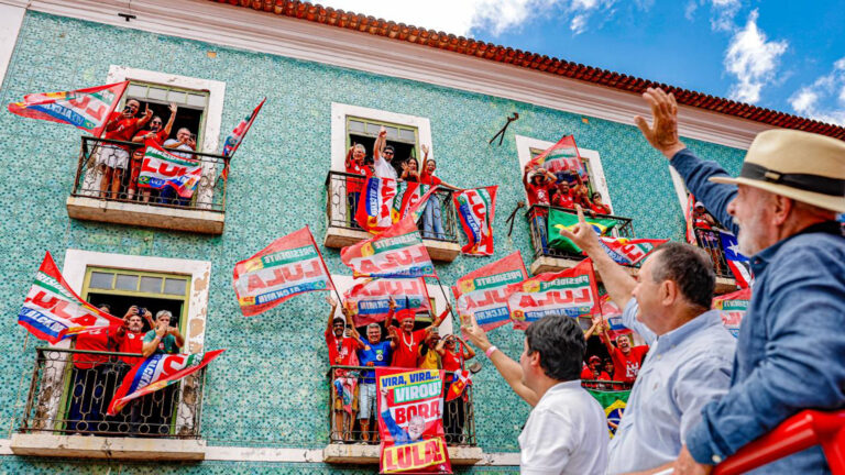 Lula com aliados em carreata na Bahia