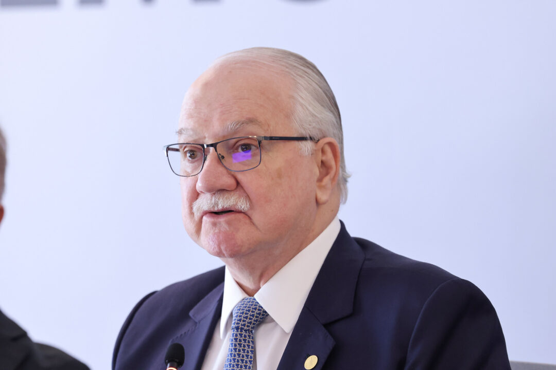 Crusoé: “Democracias raramente morrem por golpes abruptos”, diz Fachin