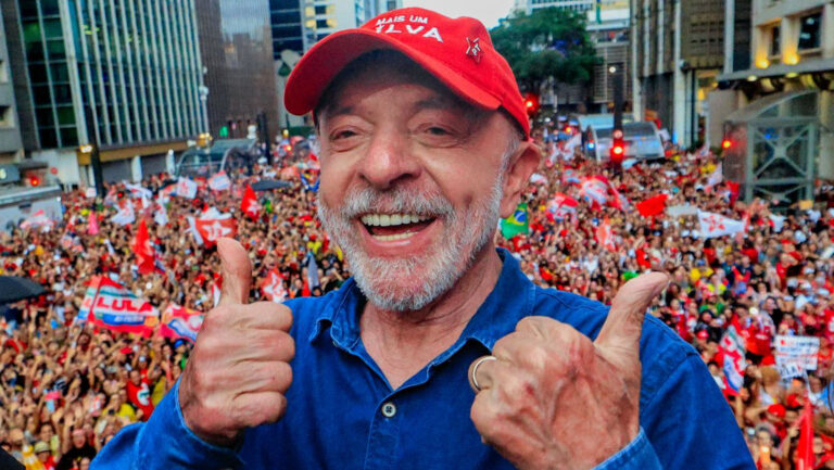 Lula em manifestação na avenida Paulista