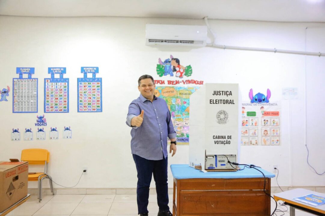 Alcolumbre vota no Amapá: “Hoje, a palavra é do povo”