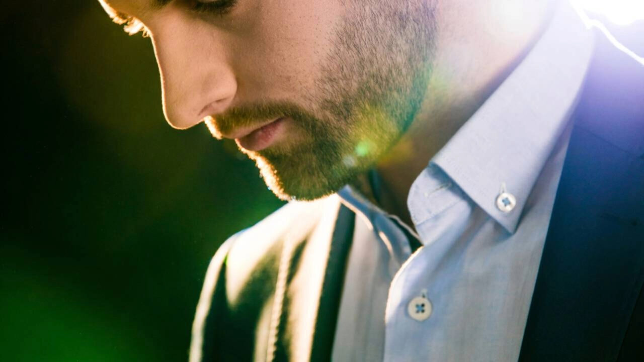 A psicologia sugere que adultos que abaixam o olhar ao conversar com outras pessoas não o fazem por timidez; Na verdade, eles estão focados em pensar na resposta certa