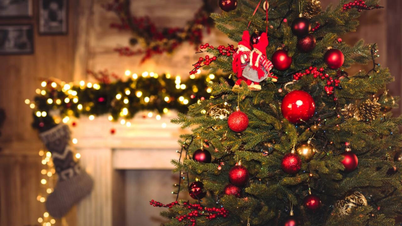 Adeus ao vermelho e verde da árvore de Natal: a cor elegante que vai ser a tendência de decoração em 2026