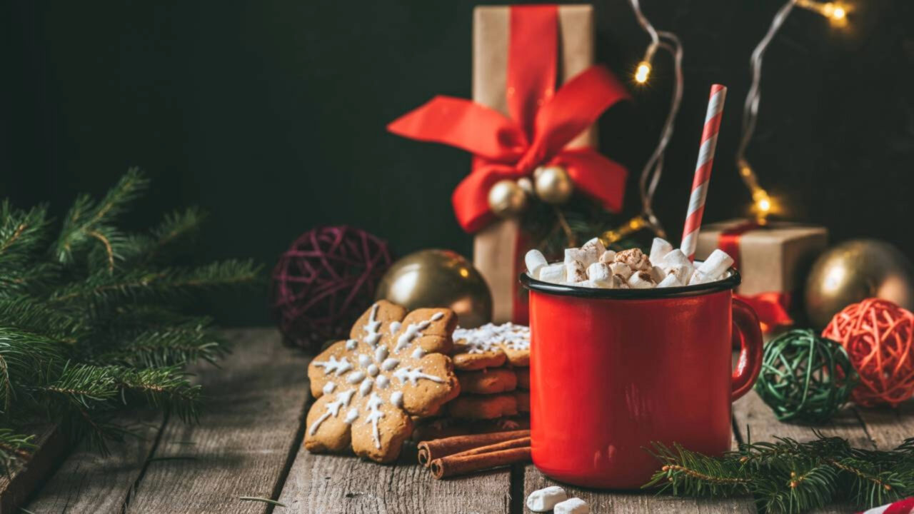 Adeus aos enfeites de plástico A tendência da decoração de Natal de 2026 aposta em materiais naturais para transformar a árvore