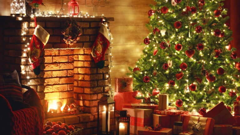 Adeus árvore de Natal com enfeites dourados a cor intensa e elegante que está em alta em 2026
