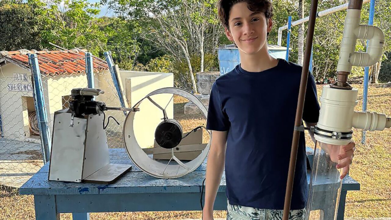 Adolescente pernambucano de 14 anos transforma lixo reciclado em bomba eólica para ajudar comunidades com falta de água