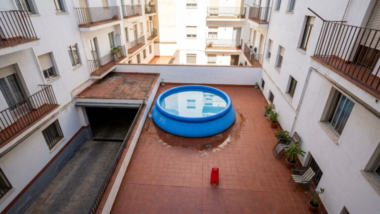 Ainda estão procurando pelo morador de Salamanca que colocou uma piscina de 2 metros cúbicos no pátio de sua comunidade de vizinhos
