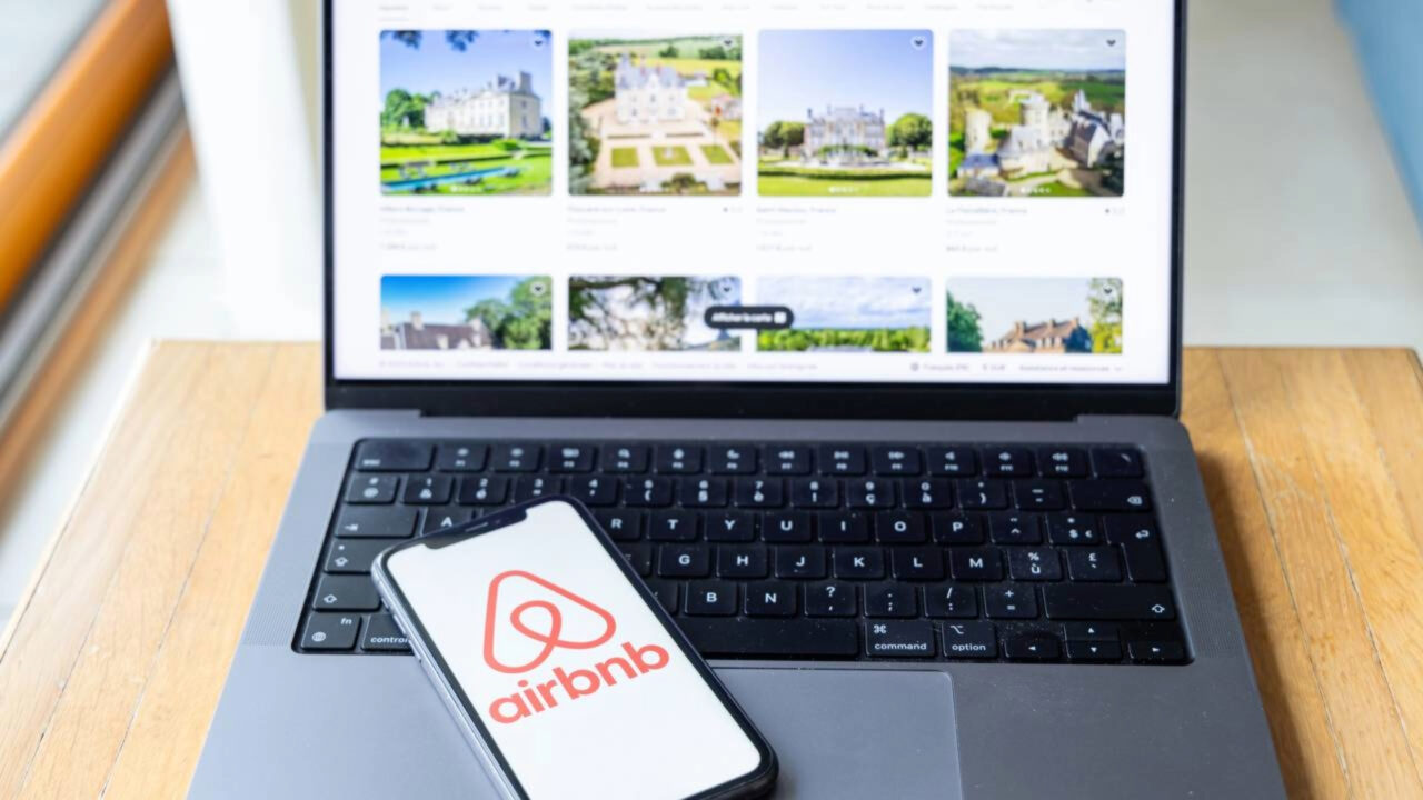 Airbnb muda as regras e acaba com obrigação de lavar louça e retirar lençóis; veja o que muda para hóspedes