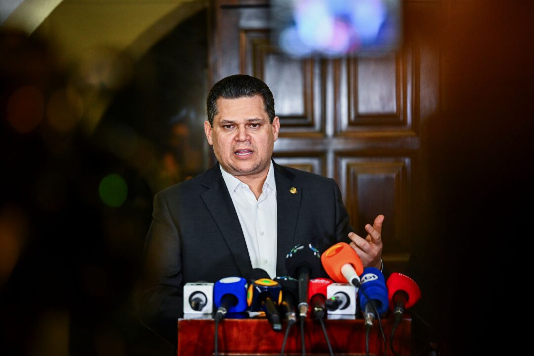 Alcolumbre vai negociar indulto a Bolsonaro por reeleição?