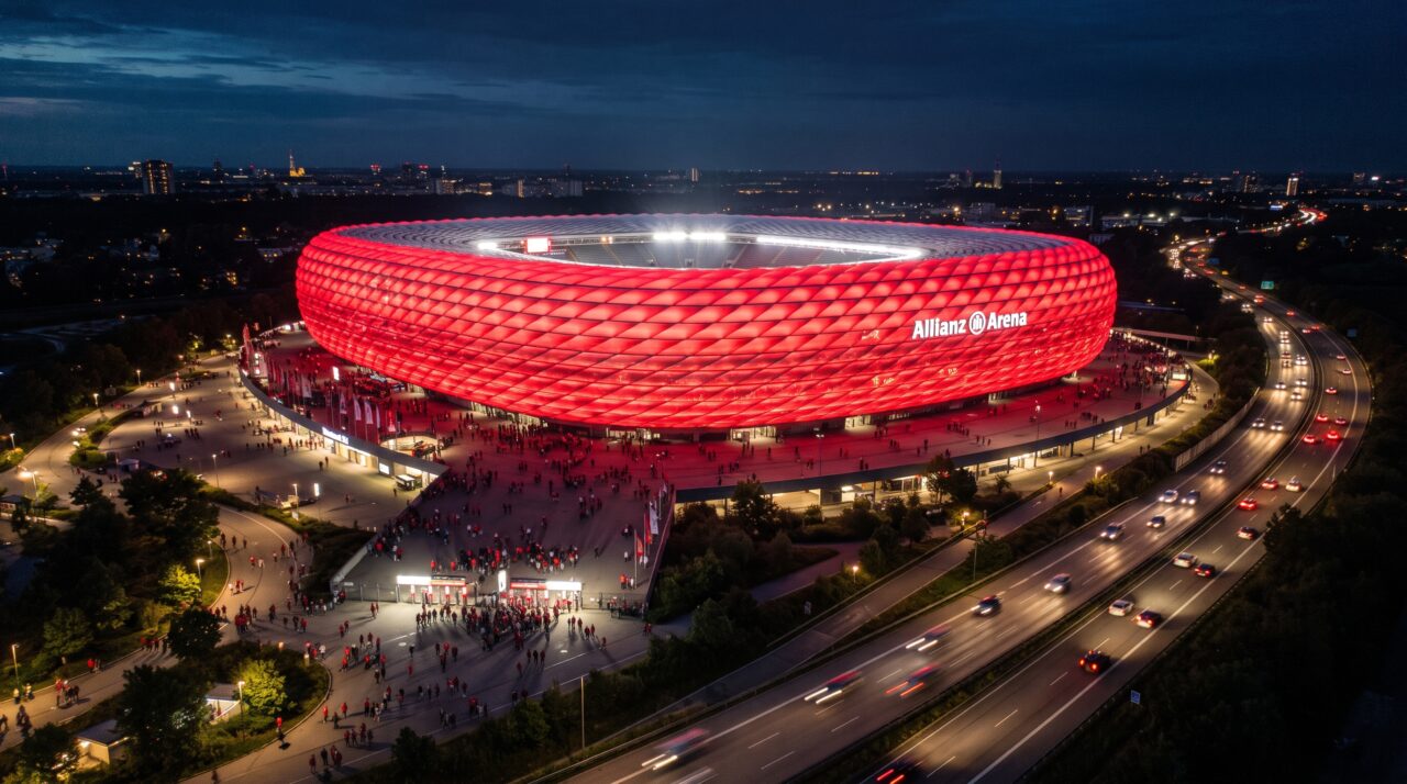 Revestida por 2.874 painéis infláveis que mudam de cor conforme o time que joga, a arena alemã para 75 mil torcedores transformou a arquitetura esportiva com sua fachada biônica luminosa