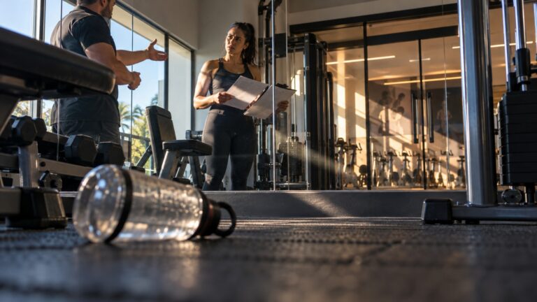 Aluna paga plano anual da academia e descobre que as aulas que motivaram a matrícula passaram a ser cobradas separadamente