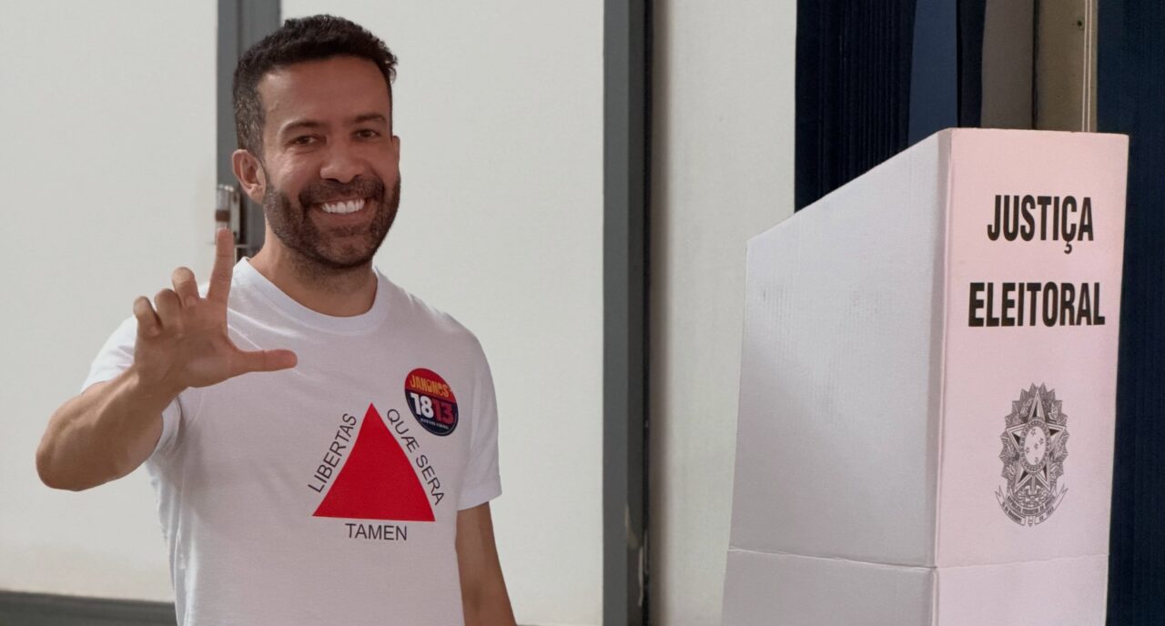 Janones se vende como estrategista eleitoral
