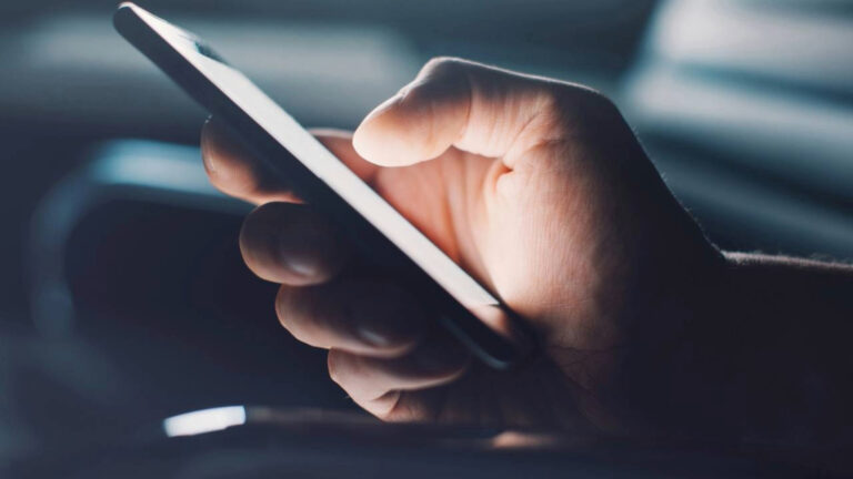 Antonio Domenech Picó, engenheiro, verificou pessoalmente e constatou Seu celular se conecta aos servidores nas primeiras horas da manhã sem seu consentimento