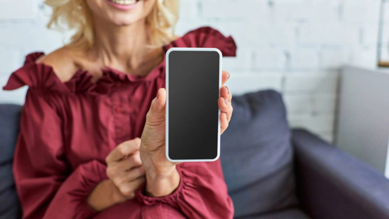 Antonio Domenech Picó, engenheiro, verificou pessoalmente e constatou Seu celular se conecta aos servidores nas primeiras horas da manhã sem seu consentimento