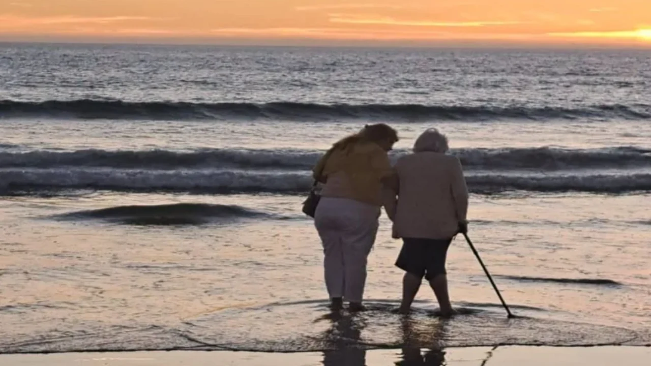 Aos 91 anos, Dona Maria Agalantina saiu da sua aldeia para ver o mar pela primeira vez.