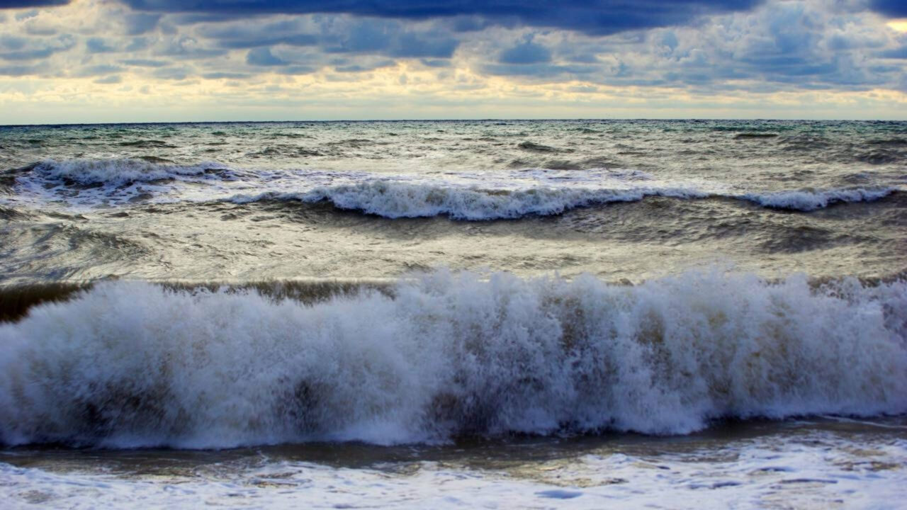 Aos 91 anos, Maria realizou um sonho que esperou a vida inteira: o primeiro encontro de Agalantina com o mar emocionou uma aldeia inteira