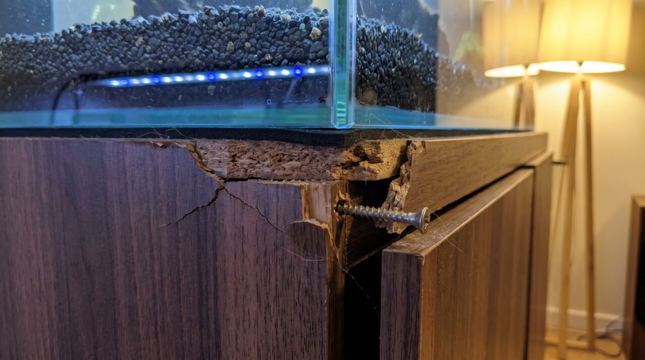 Morador coloca um aquário grande sobre um móvel da sala e descobre por que alguns litros de água podem ultrapassar o peso que a estrutura suporta