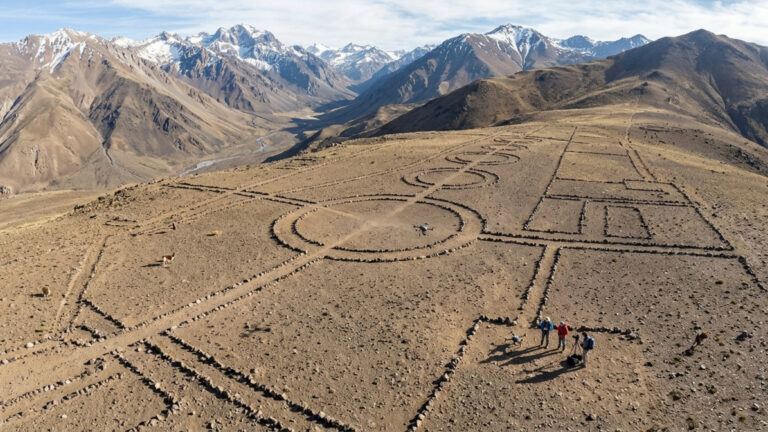 Arqueólogos tentarão descobrir o misterioso geoglifo avistado no Google Earth nos Andes