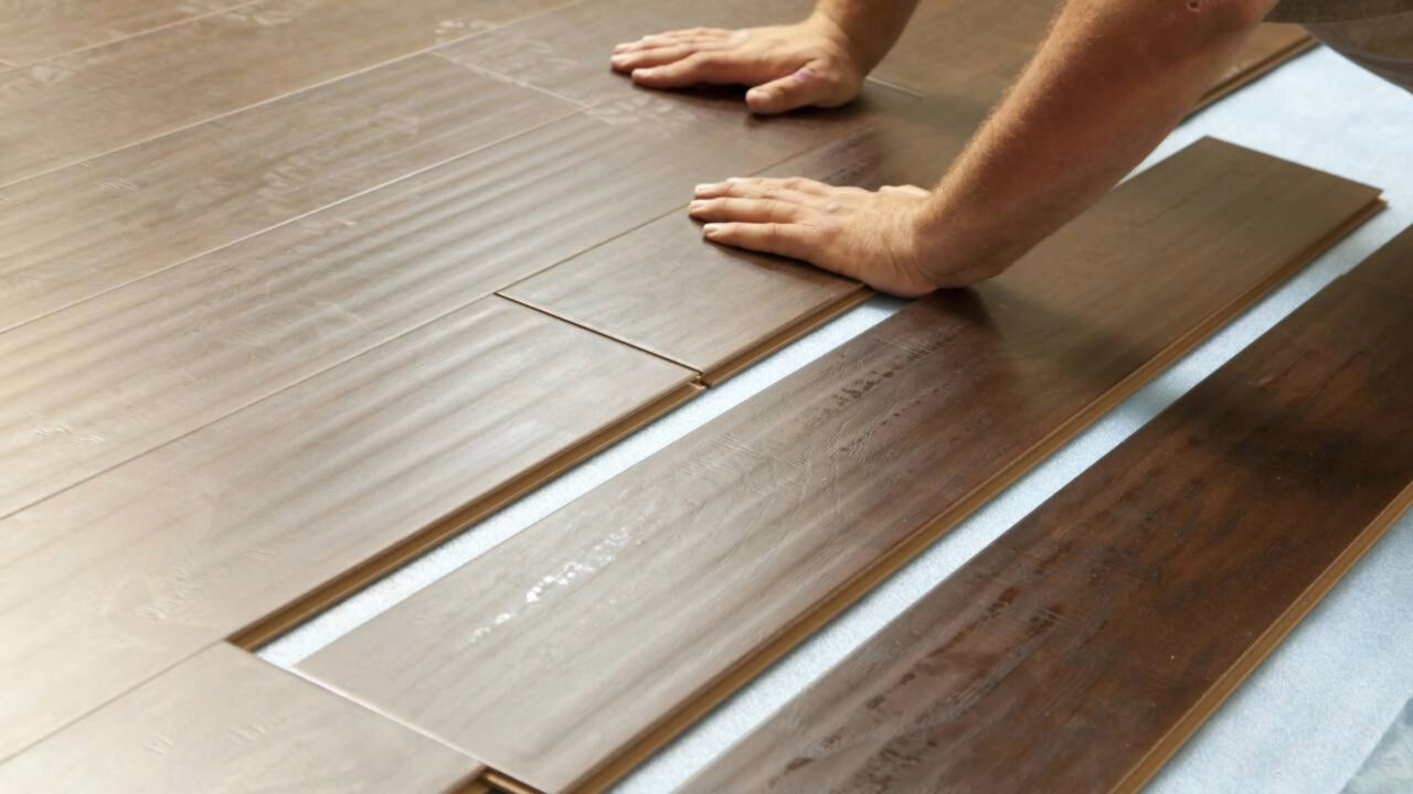 As pessoas pegam piso laminado de suas casas e fazem isso essa é uma solução melhor e mais durável