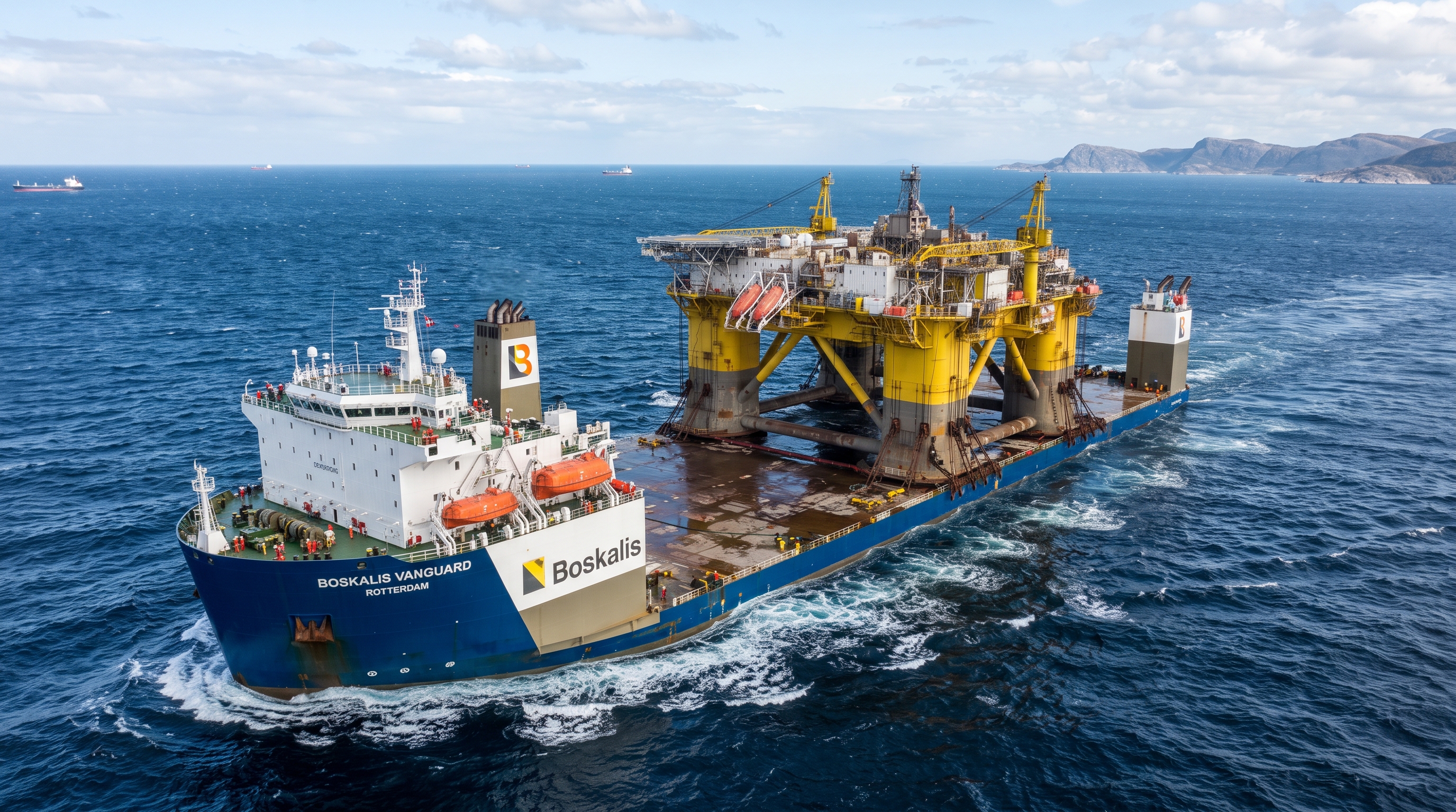 Capaz de afundar propositalmente para embarcar plataformas de petróleo inteiras, este navio semissubmersível de carga pesada suporta mais de 110.000 toneladas sobre o seu convés aberto de 275 metros