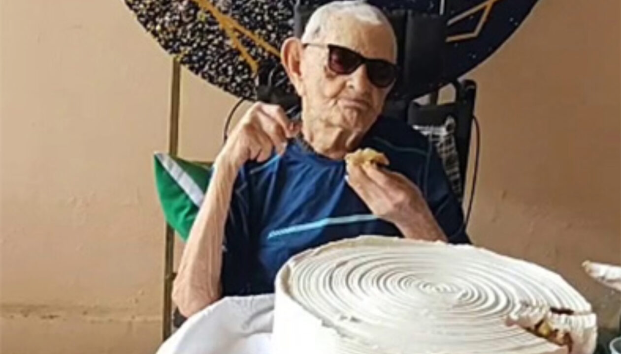 Brasileiro de 114 anos, o homem mais velho do mundo, celebra aniversário com o 2º mais velho